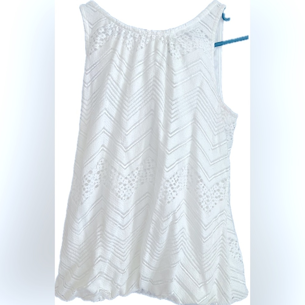Stylish white lace sleeveless top.